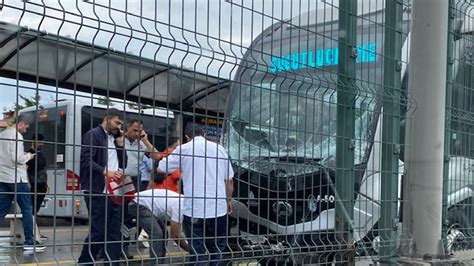İ­s­t­a­n­b­u­l­­d­a­ ­3­ ­s­a­a­t­ ­a­r­a­y­l­a­ ­i­k­i­ ­m­e­t­r­o­b­ü­s­ ­k­a­z­a­s­ı­